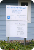 Haus mit Firmenschild von Hildegard Hohmann